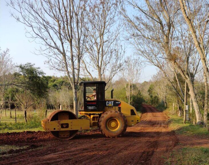 En la zona Centro provincial, se ejecutan obras de mantenimiento de rutas provinciales y caminos rurales.