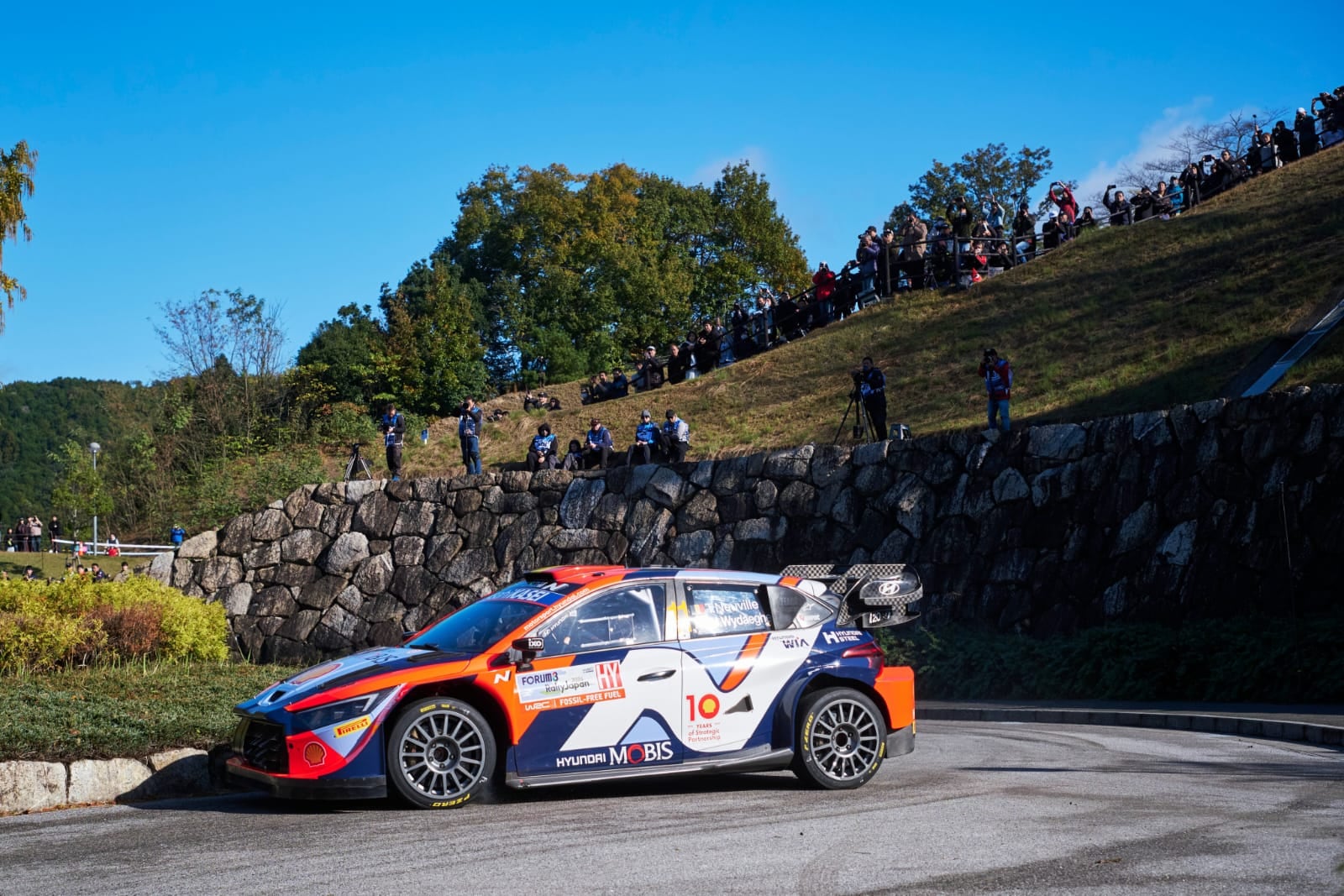 Neuville y su navegante, Martijn Wydaeghe, en el	Hyundai i20 N Rally1. Dominadores de la temporada del WRC.