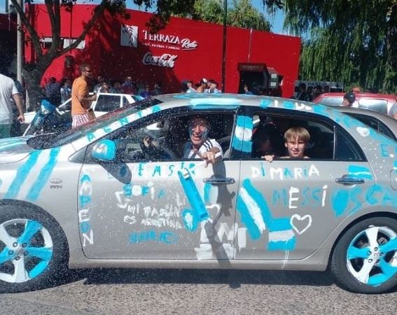 Nene de Gualeguaychú pintó el coche familiar para celebrar la Copa del Mundo