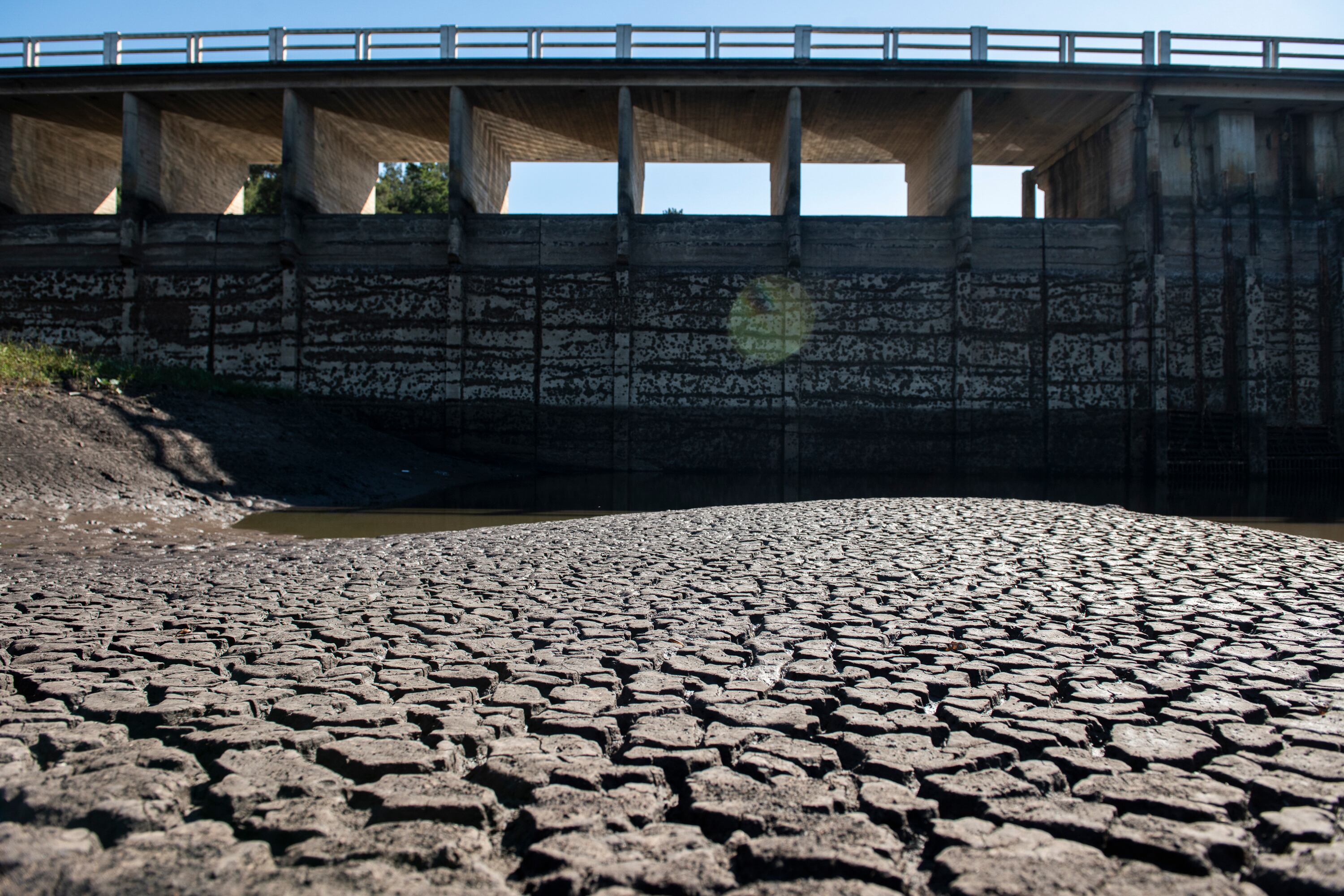 Bajos niveles bajos de agua en el embalse de Canelón Grande, que abastece de agua a la ciudad de Montevideo, en el departamento de Canelones, Uruguay, el lunes 15 de mayo de 2023. Foto: AP / Santiago Mazzarovich.