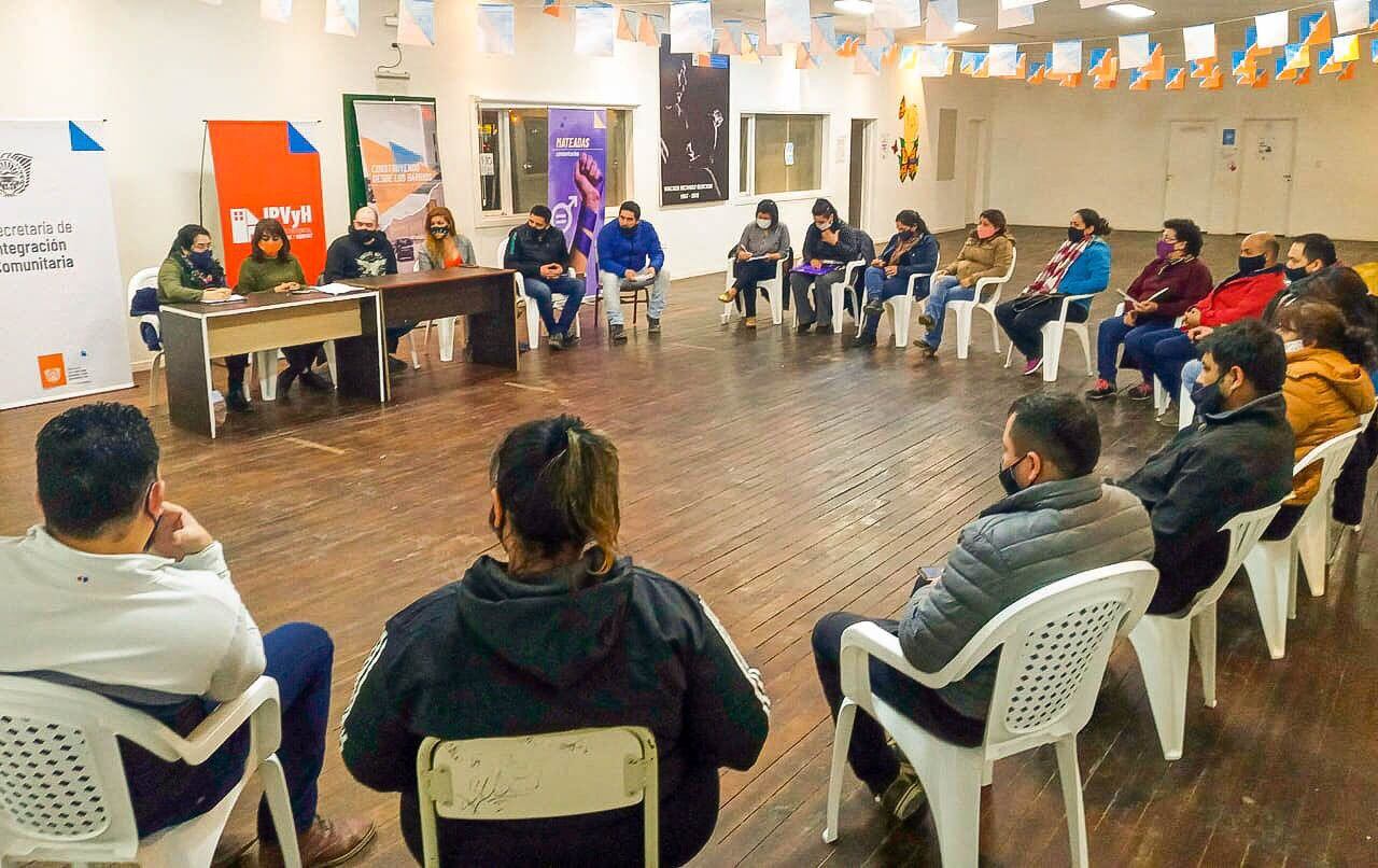 Encuentro entre el IPVyH y referentes barriales de la Margen Sur.