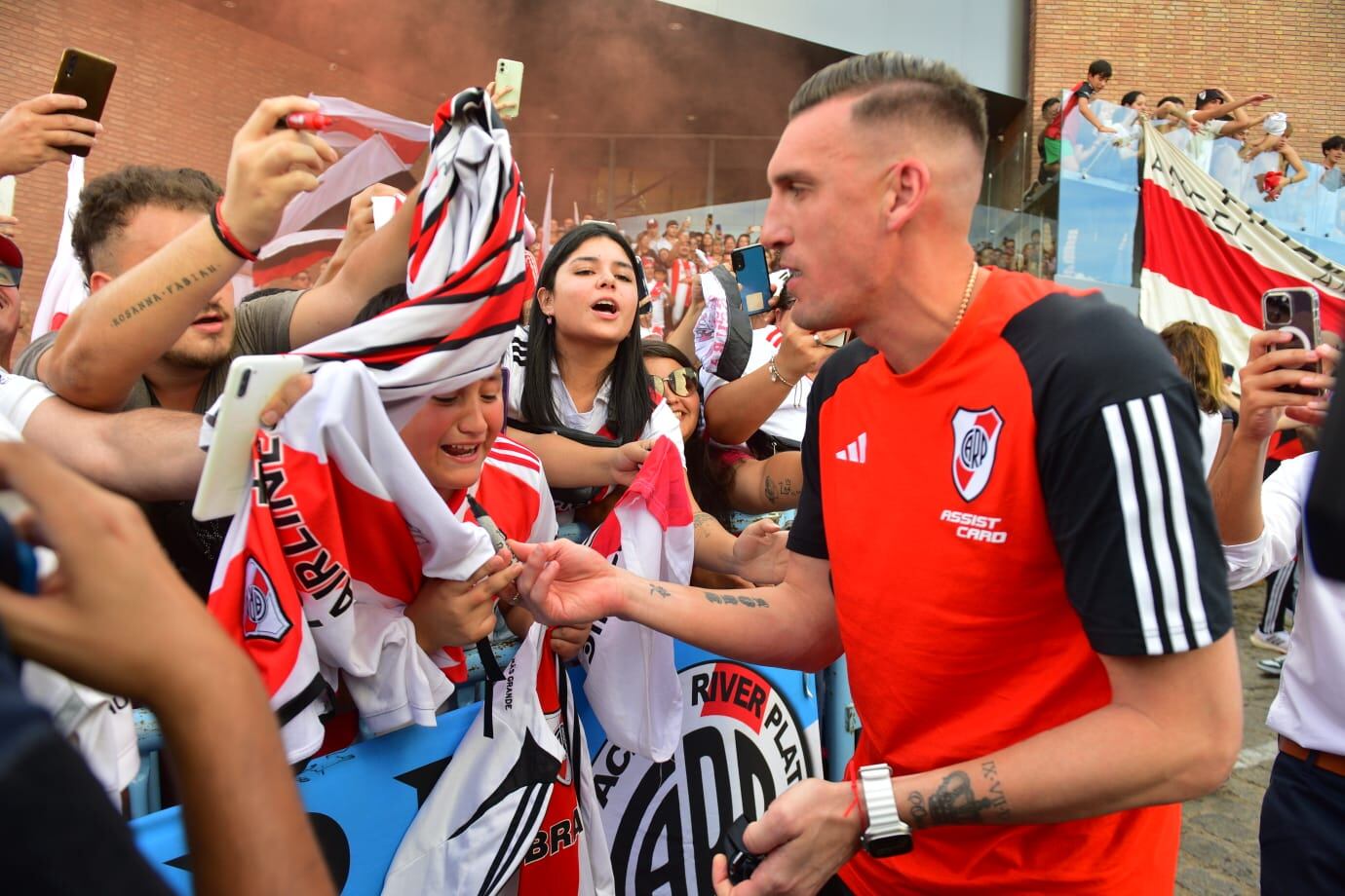 El encuentro de River con sus hinchas en Córdoba, en la previa del superclásico ante Boca, por Copa de la Liga. José Gabriel Hernández / La Voz)