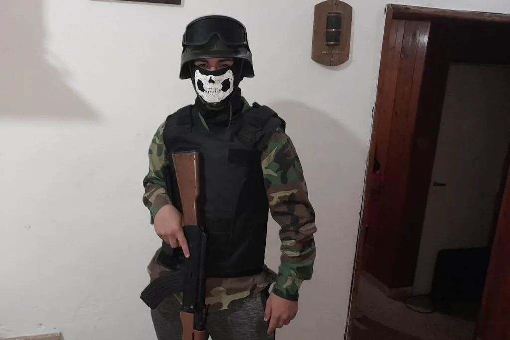 Con el disfraz de militar