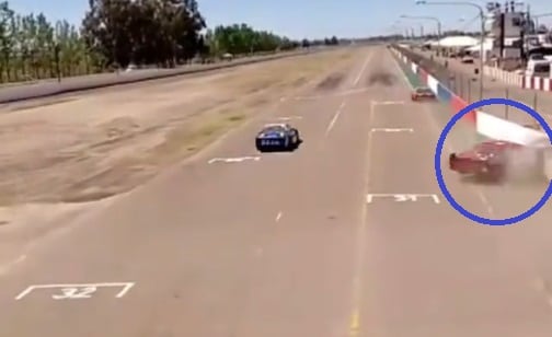 Momento en que el Dodge de Gerardo Martín impacta contra el paredón en el  el autódromo "Jorge Ángel Pena" de San Martín, en la final del TC Cuyano.