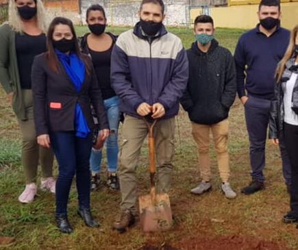 Se llevó adelante una jornada de plantación de árboles en Puerto Iguazú.