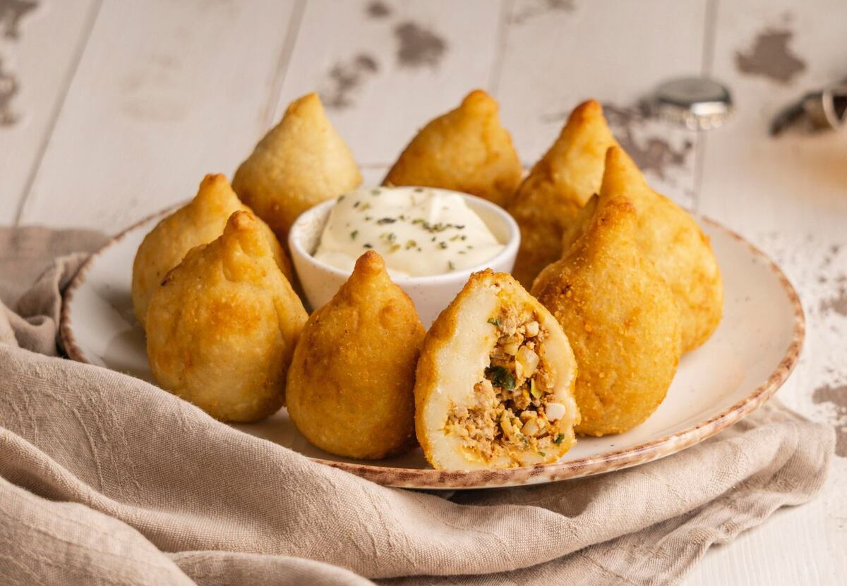 Qué son las coxinhas, típicas croquetas brasileñas que enloquecen a los argentinos