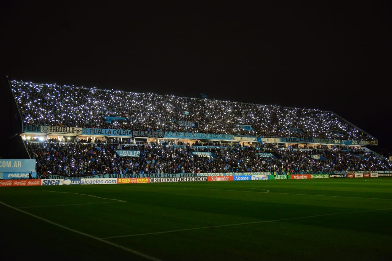 Corte de luz en Alberdi y la tremenda reacción de los hinchas de Belgrano. (Facundo Luque / La Voz)