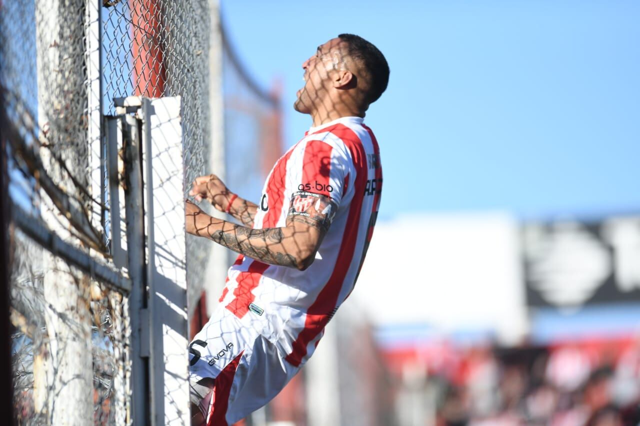 El festejo de Fernando Alarcón para el 1-0 de Instituto ante Platense por la Liga Profesional. (Javier Ferreyra / La Voz)