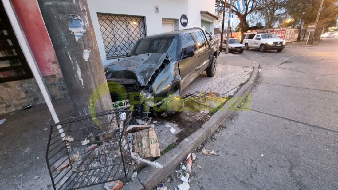 Una camioneta se incrustó en una vereda en el macrocentro salteño