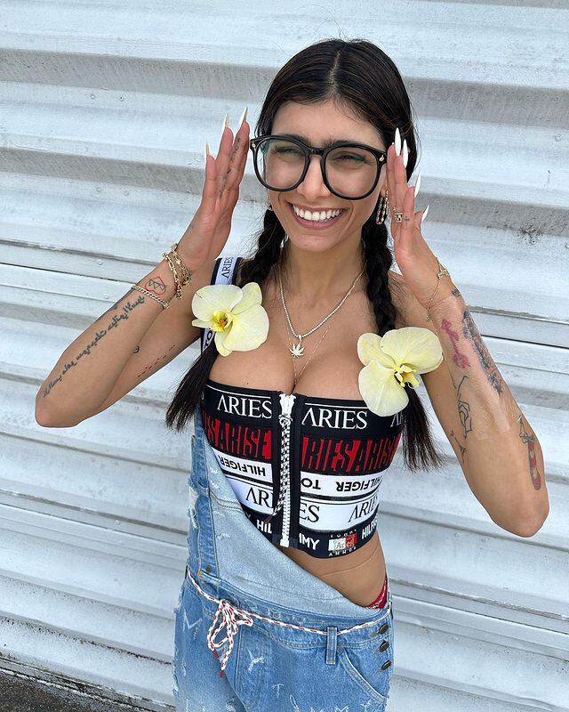 Mia Khalifa conquistó con su look urbano.