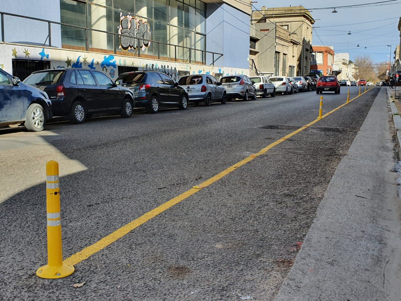 El proyecto propone reutilizar los postes amarillos quitados del centro. 