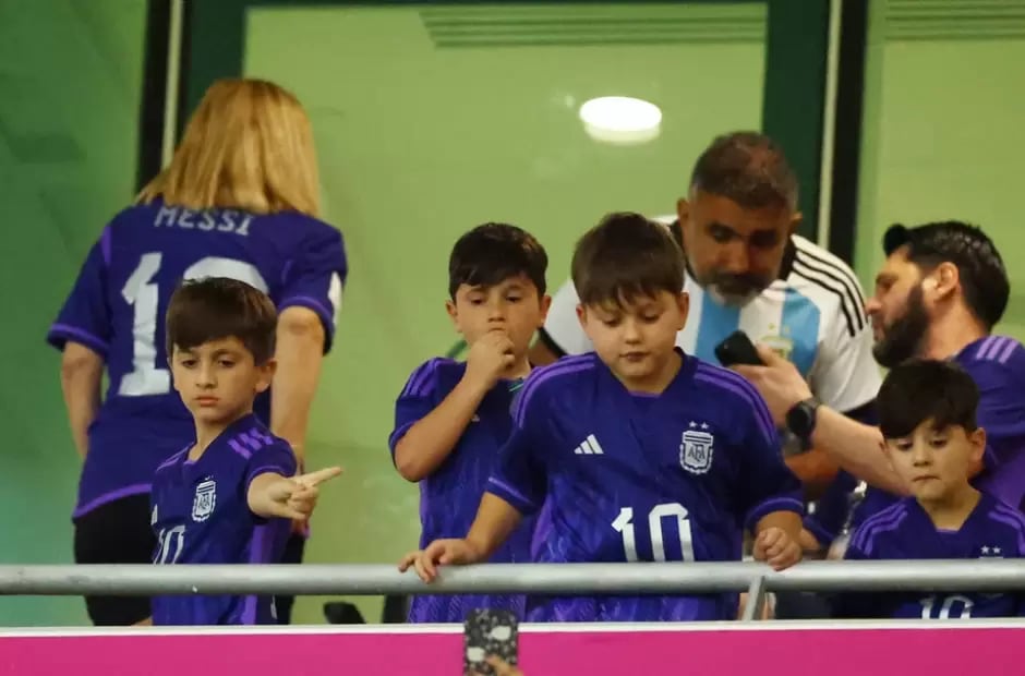 Una cámara captó el momento en que los niños dejan caer un objeto.