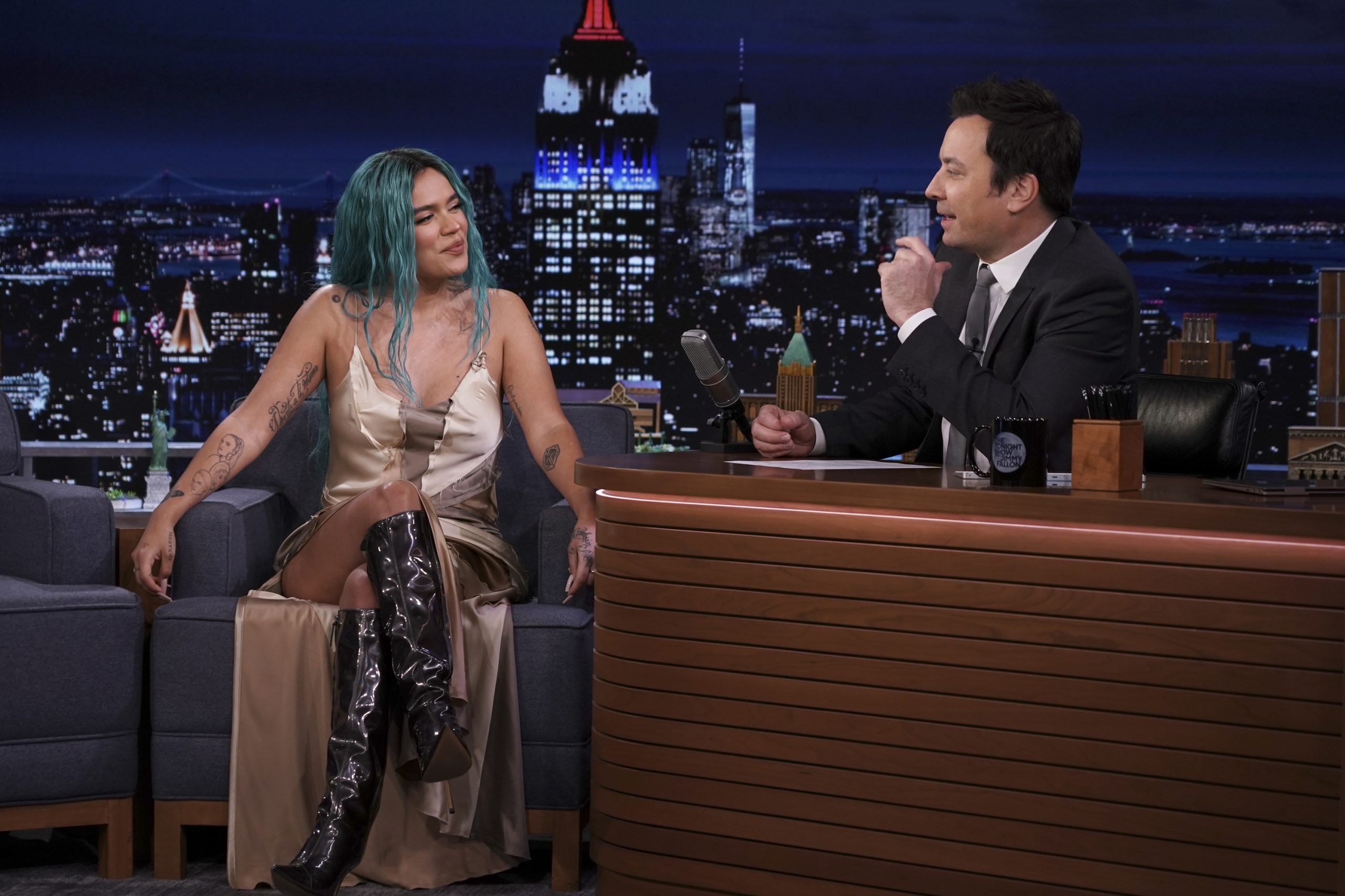 Karol G durante el programa de Jimmy Fallon en donde conversó en inglés.