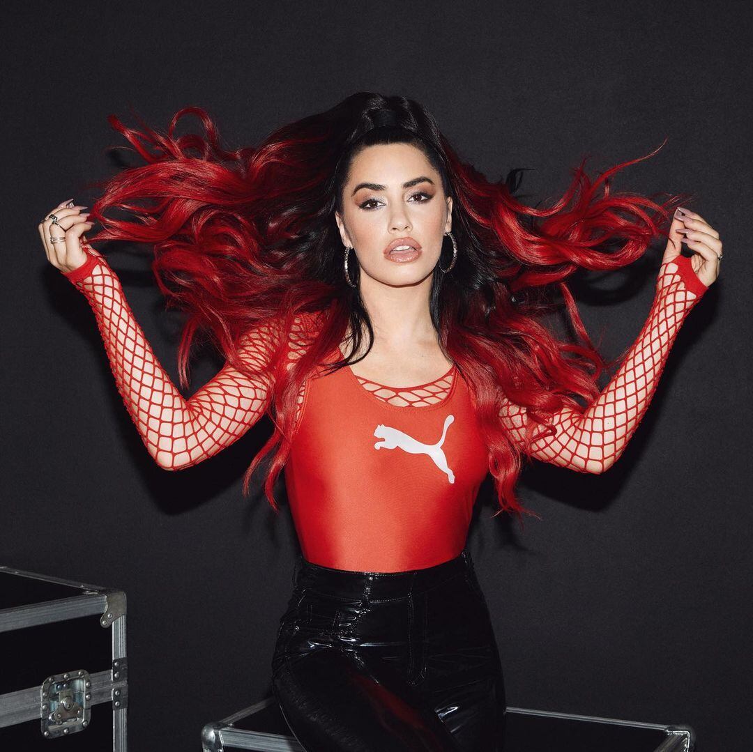 Lali Espósito dio de qué hablar con un look en rojo y negro