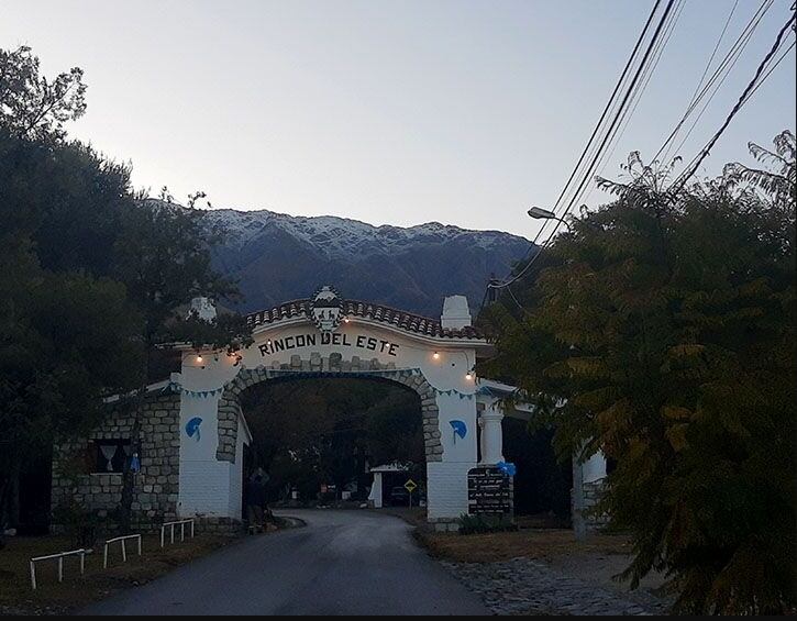 La nieve cubrió la cima de las sierras de Villa de Merlo