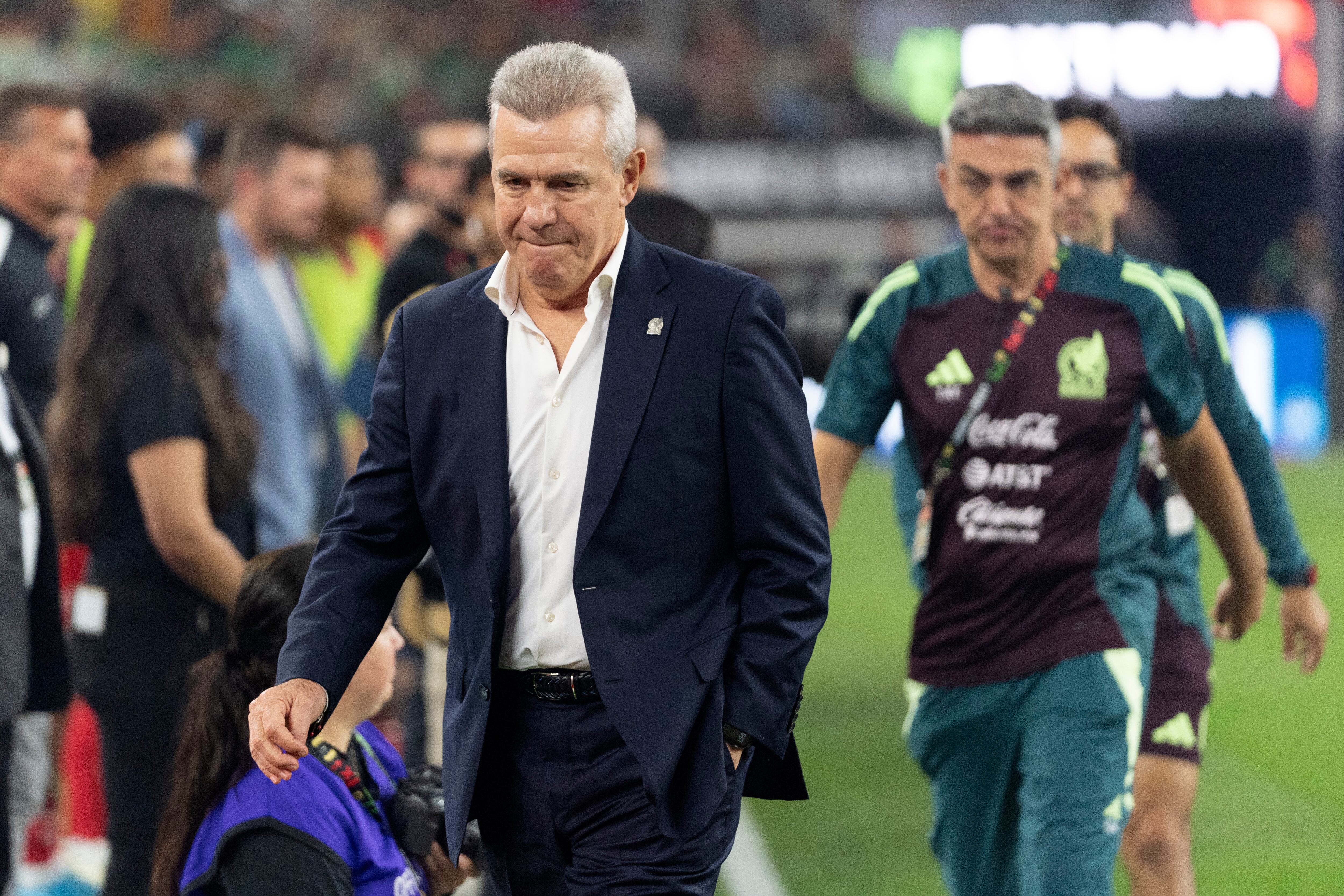 El técnico de la selección mexicana Javier Aguirre llega al banquillo para un partido amistoso ante Canadá, el martes 10 de septiembre de 2024 en Arlington, Texas. (AP 
foto/Tony Gutiérrez)