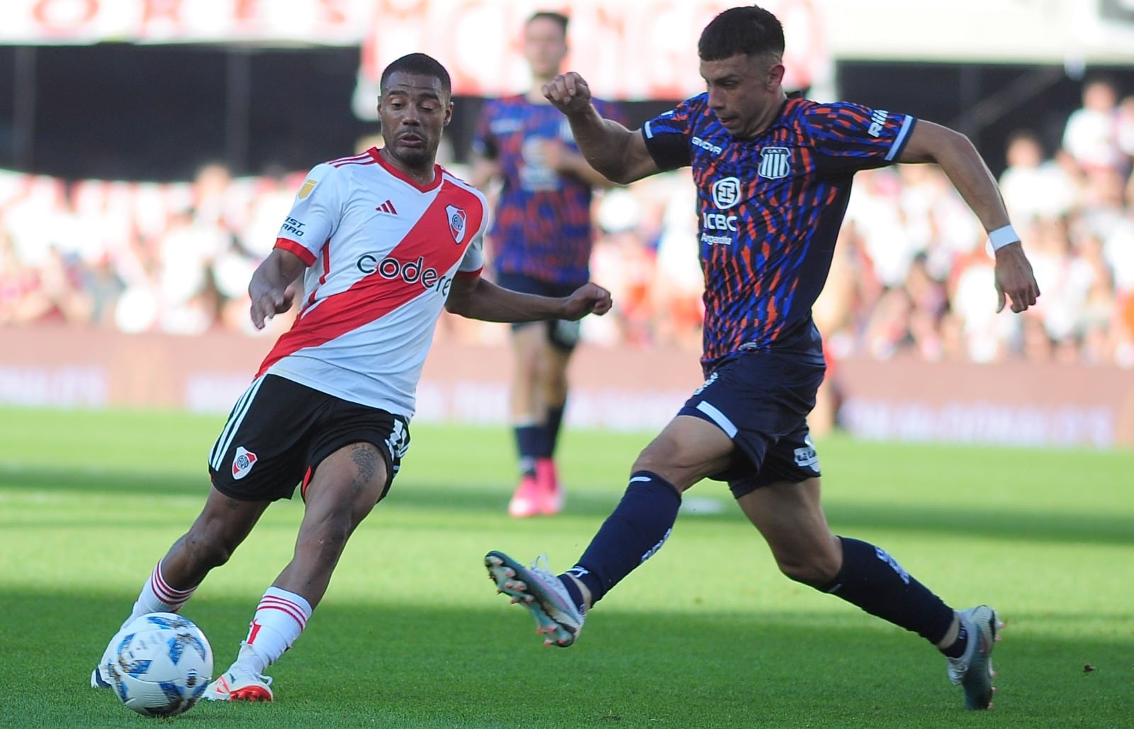 El volante de River tuvo un buen partido y el de Talleres, bajó su nivel. En el Monumental venció River por 1 a 0. (Fotobaires)