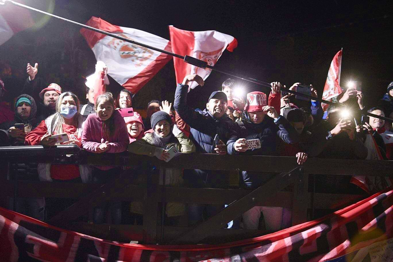 La hinchada del "Rojo" dio la bienvenida el miércoles a la noche al equipo, cuando hizo su ingreso al Hotel Altos de la Viña, en San Salvador de Jujuy.