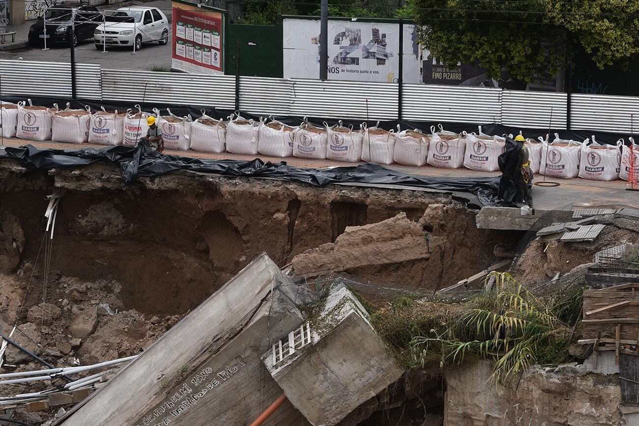 Obreros trabajan en el socavon de la Avenida Velez Sarfield en el predio del Pocito . (José Gabriel Hernández / La Voz)