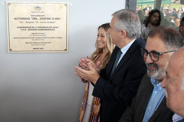 El gobernador Morales, acompañado por su esposa Tulia Snopek y el intendente Raúl Jorge, al momento de descubrir la placa recordatoria de la inauguración de la nueva maternidad en el barrio Alto Comedero de Jujuy.