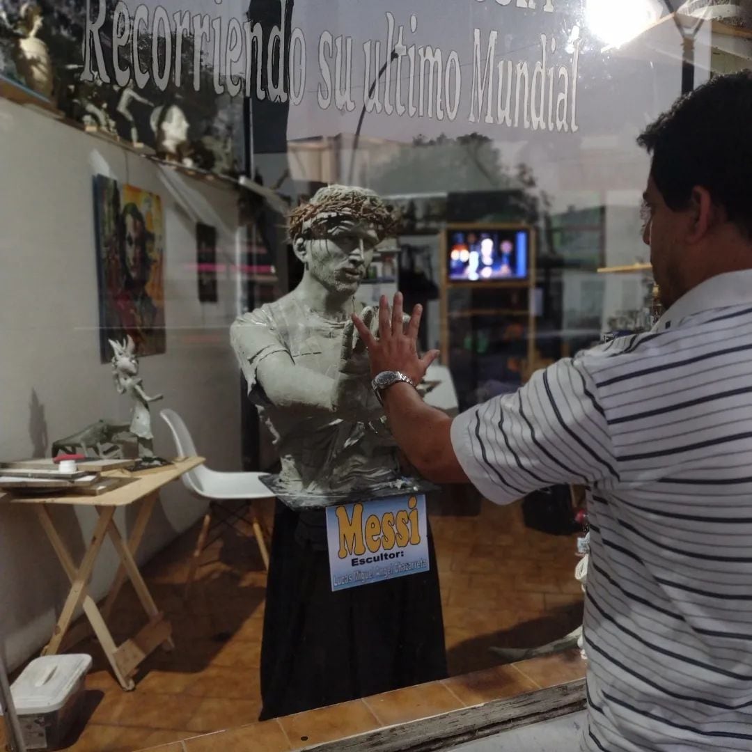 El artista apoyó replicó el gesto con el que hizo la escultura de Leo.