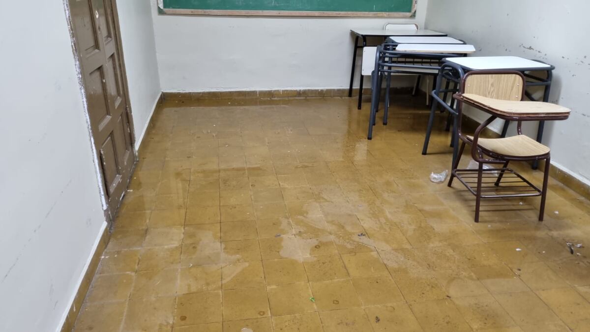 Aulas inundadas y docentes trapeando: la situación de las escuelas de Córdoba tras el temporal