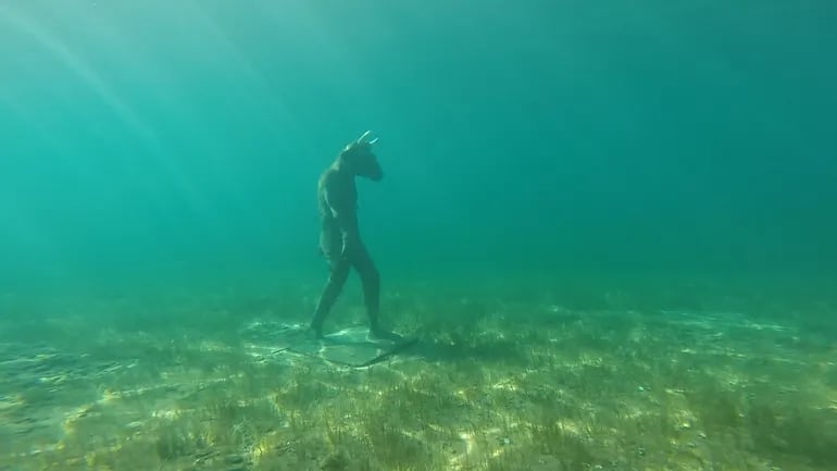 Encontraron la escultura de un minotauro en las profundidades del lago Mari Menuco.