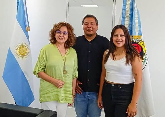 La ministra de Educación, Miriam Serrano (izq.), recibió al intendente de Santa Clara, Antonio Alanís, para acordar acciones conjuntas en el marco del ciclo lectivo 2025.