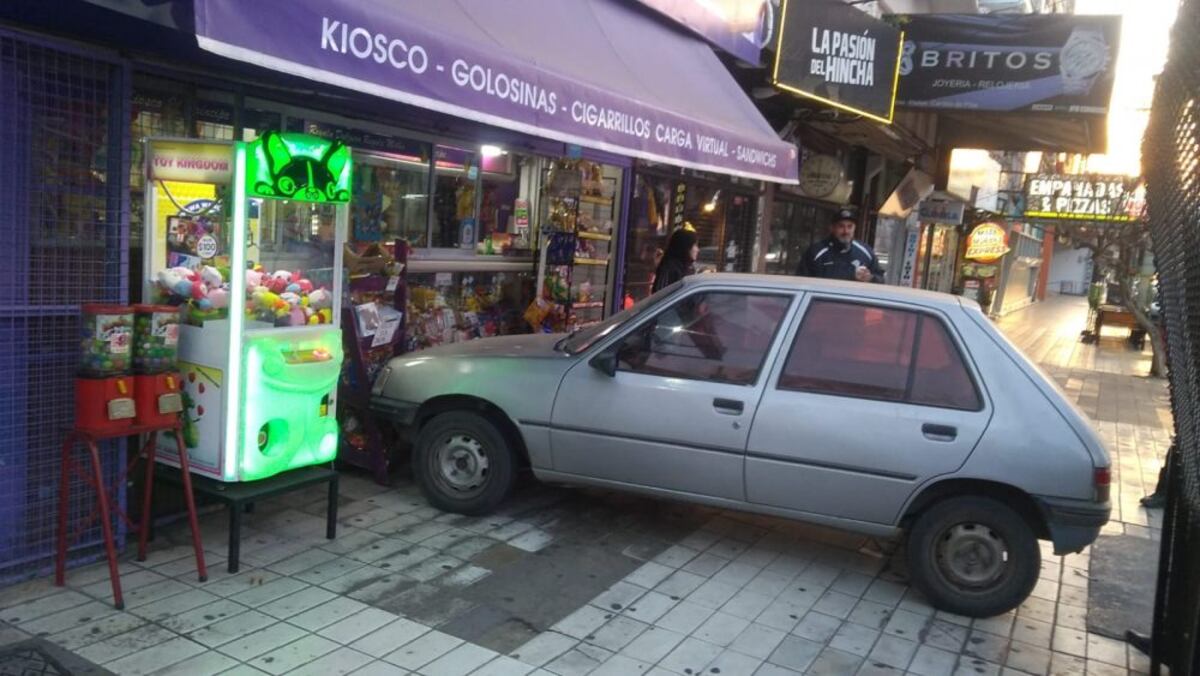 Insólito: se le fue el auto y chocó un kiosco en pleno centro de Carlos Paz
