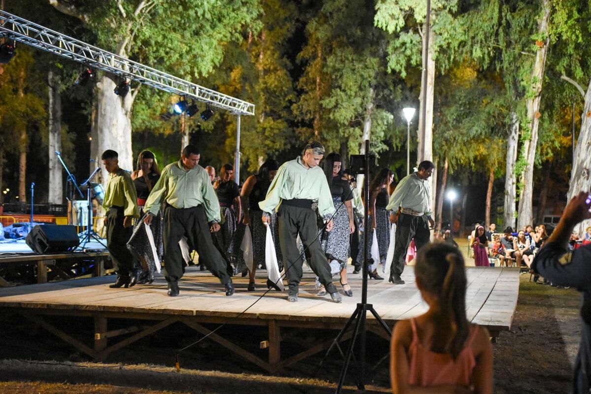 Con gran marco de público se llevó a cabo la primera noche del Festival de Folklore