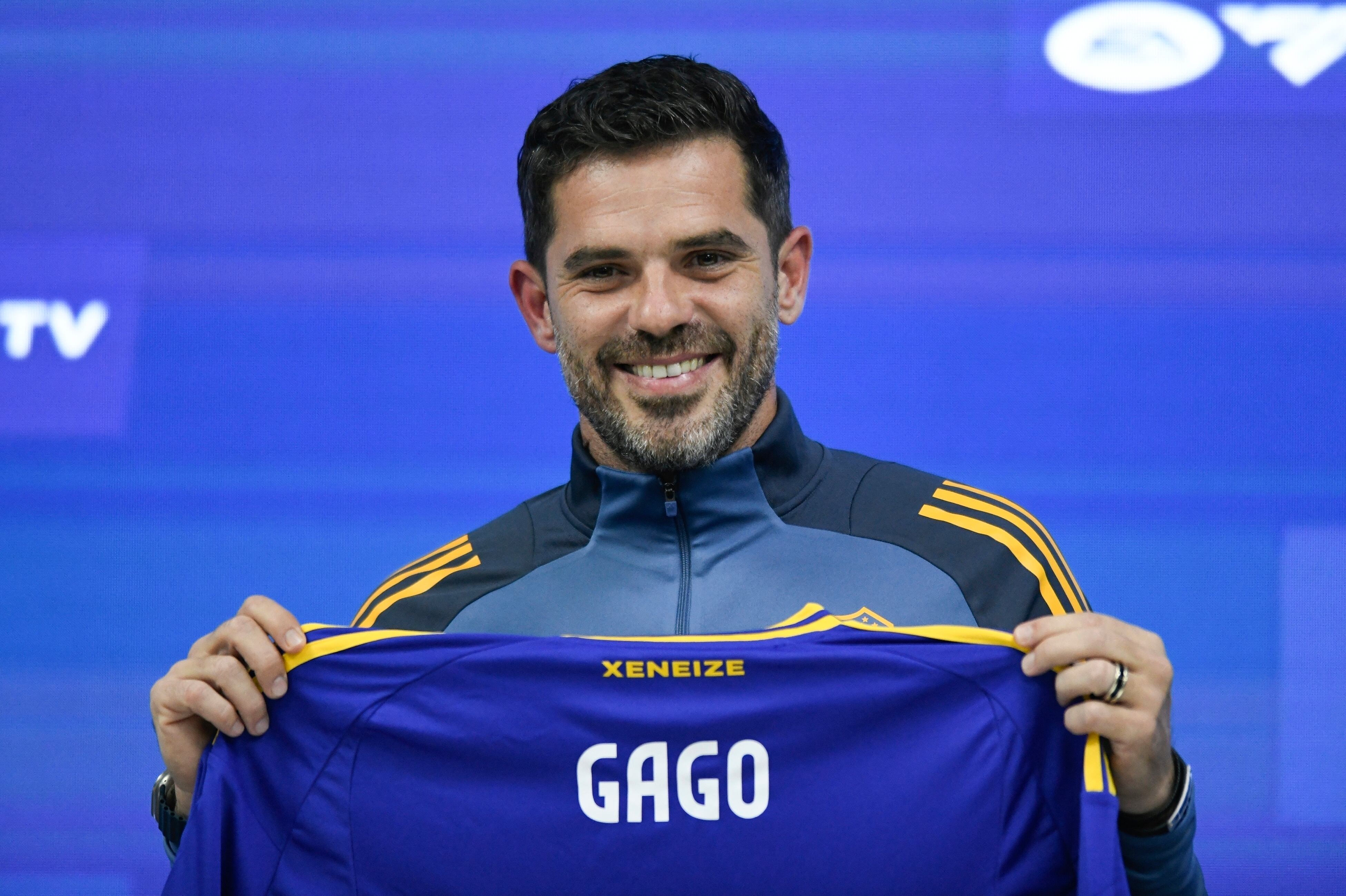 Fernando Gago posa con la casaca de Boca Juniors durante su presentación como nuevo entrenador del equipo en Buenos Aires, Argentina. Lunes 14 de octubre de 2024. (AP Foto/Gustavo Garello)