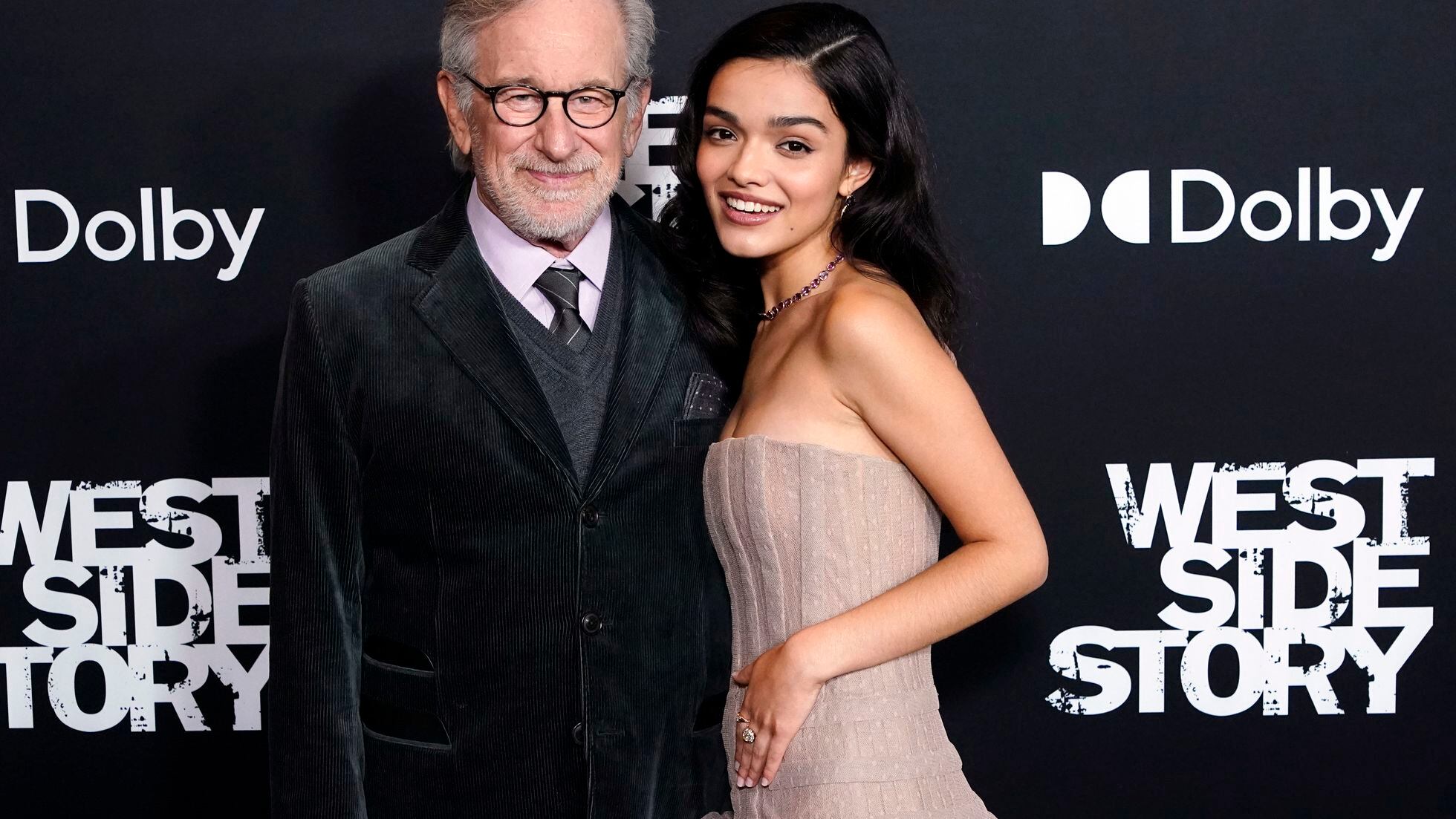 Rachel Zegler la actriz que interpreta a María en 'West Side Story' junto a Steven Spielberg.