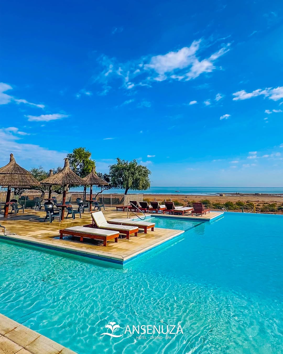 Su piscina al aire libre tiene vista a la laguna, al igual que las habitaciones.