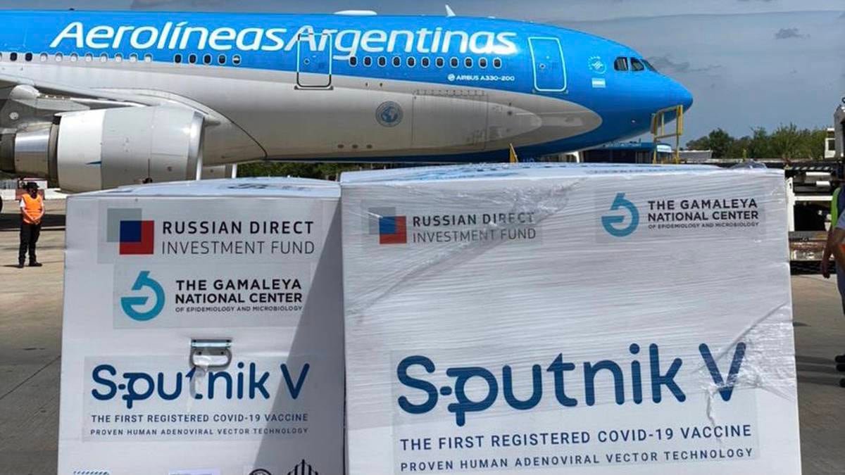 Llegó a Moscú el avión que traerá la vacuna Sputnik V