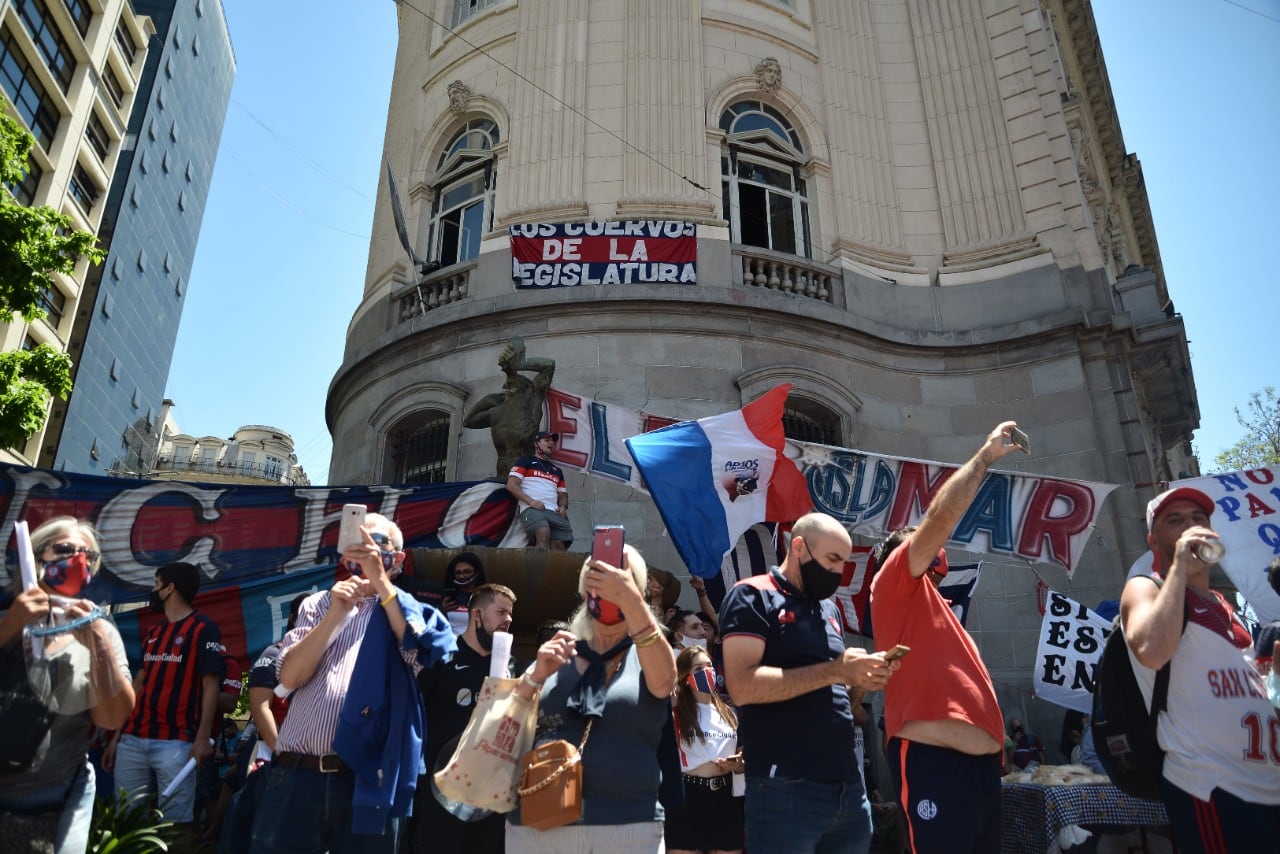 Hinchas de San Lorenzo festejaron en el centro porteño.