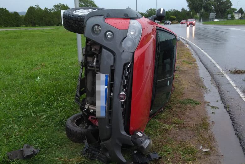 Accidente de un Fiat Strada sobre ruta E-53 a la altura del barrio Las Corzuelas.