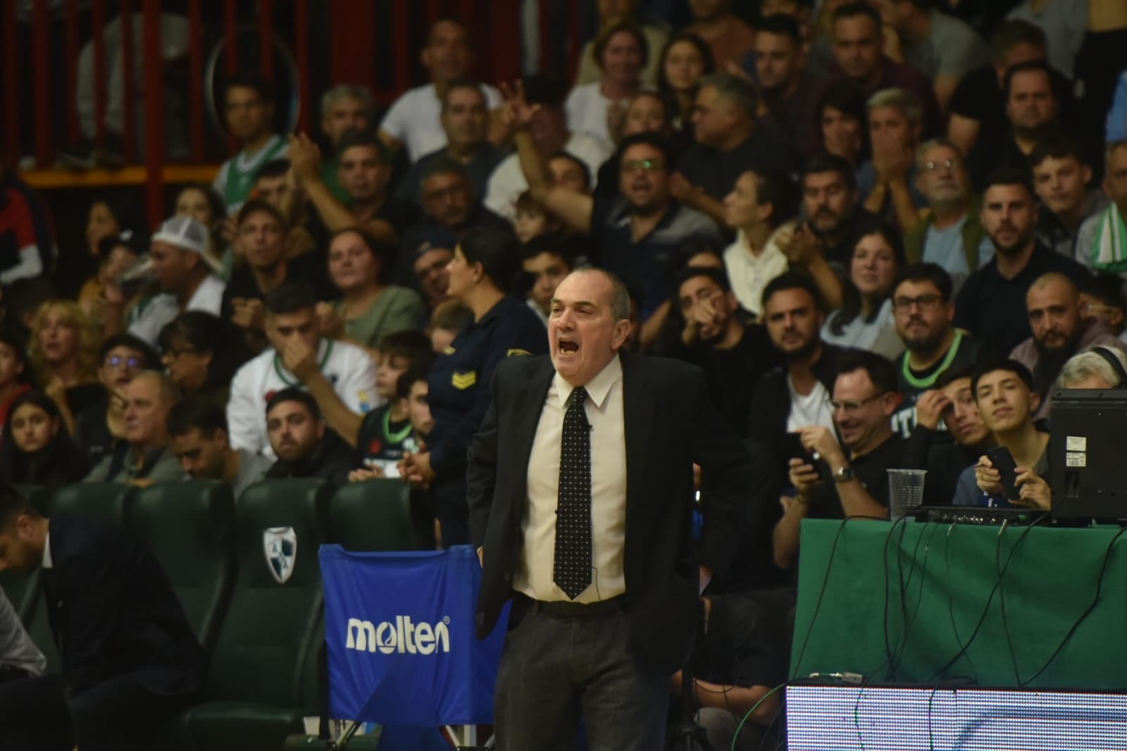 Atenas enfrentó a San Lorenzo en el cuarto partido de la serie permanencia de la Liga Nacional de Básquet en el Polideportivo Cerutti. (Facundo Luque / La Voz)