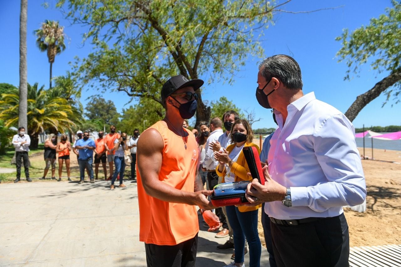 Los guardavidas fueron instruidos en reanimación cardiopulmonar (RCP), protocolos Covid y en el manejo de los desfibriladores.