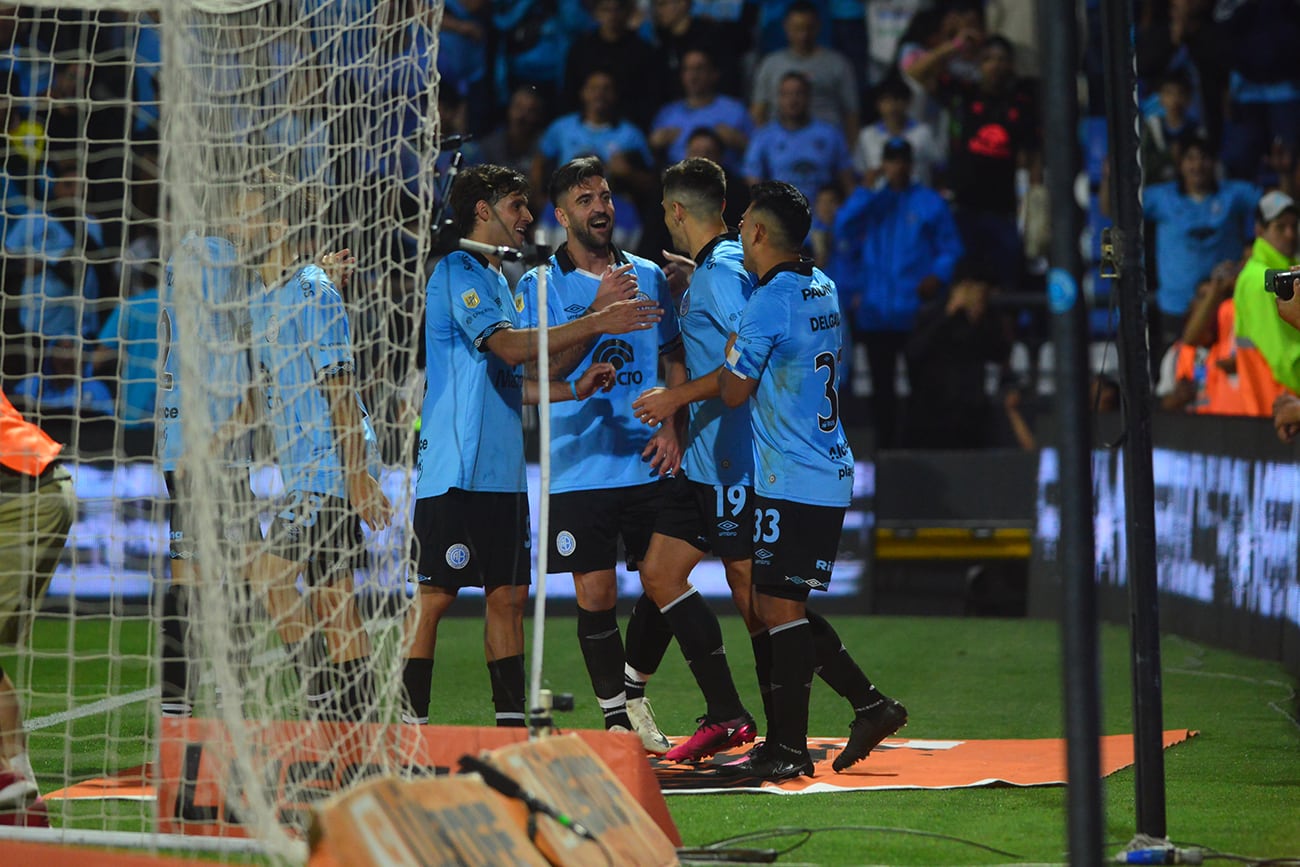 Pablo Chavarría puso el 3-1 de Belgrano ante Instituto, en Alberdi, por Liga Profesional. (Nicolás Bravo / La Voz)