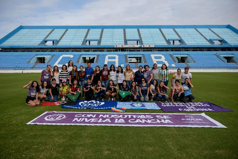 Encuentro de mujeres de diferentes clubes en Alberdi.