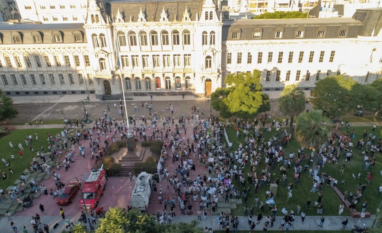 Padres, alumnos y docentes frente al Palacio Pizzurno. (Foto: Clarín)