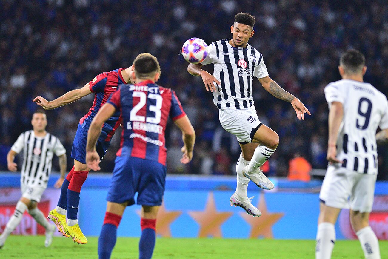 Talleres recibió a San Lorenzo en el estadio Mario Alberto Kempes por la fecha 12 de la Liga Profesional. (Ramiro Pereyra / La Voz)