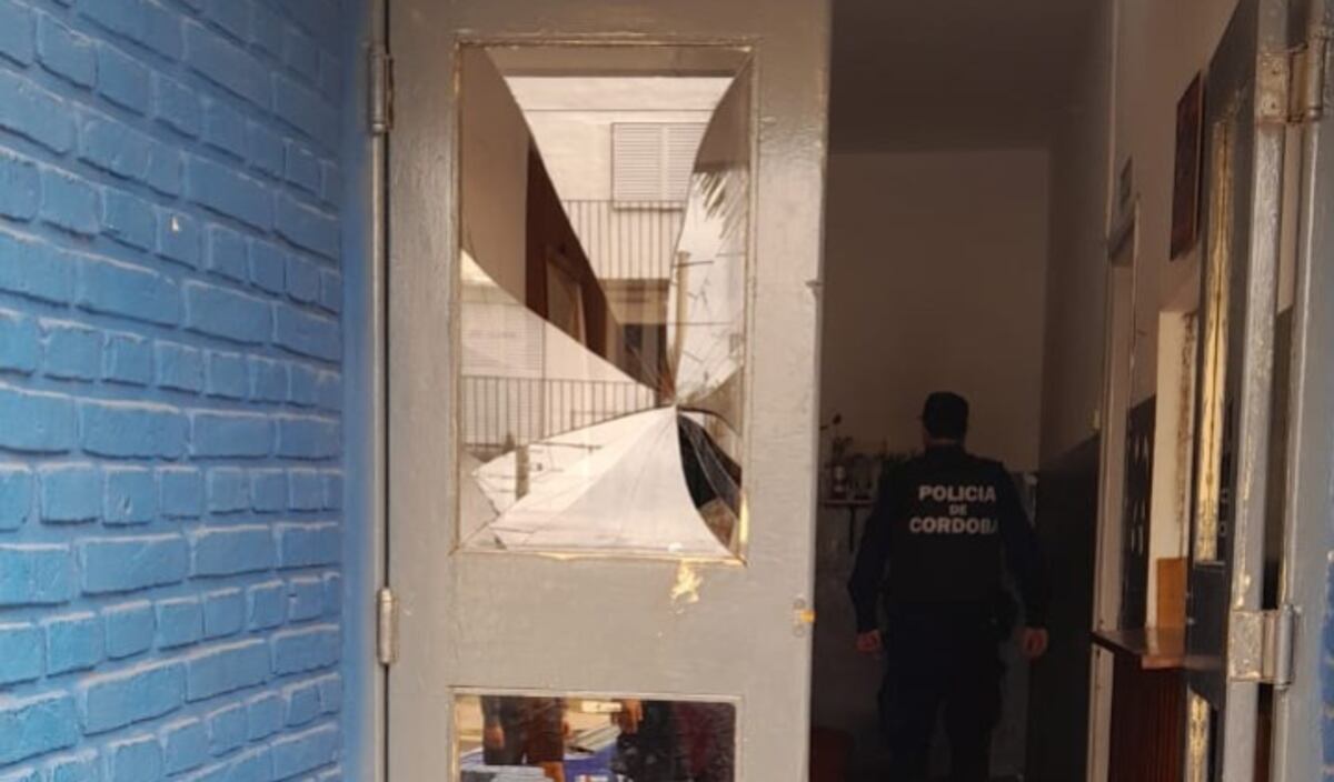 Insólito en Córdoba: entró a la comisaría, pidió que lo detengan y ante la negativa, destrozó la puerta