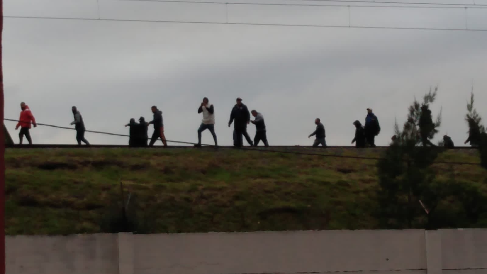 Una facción de la barra brava de Independiente de Avellaneda se enfrentó con la Policía a los tiros en las inmediaciones del estadio Rojo. / Gentileza.