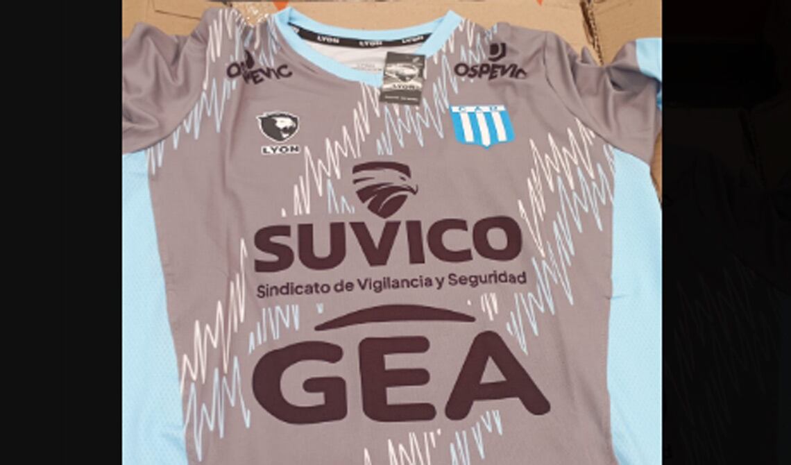 Racing y una nueva camiseta con algunos detalles muy particulares (Foto: Prensa CAR).