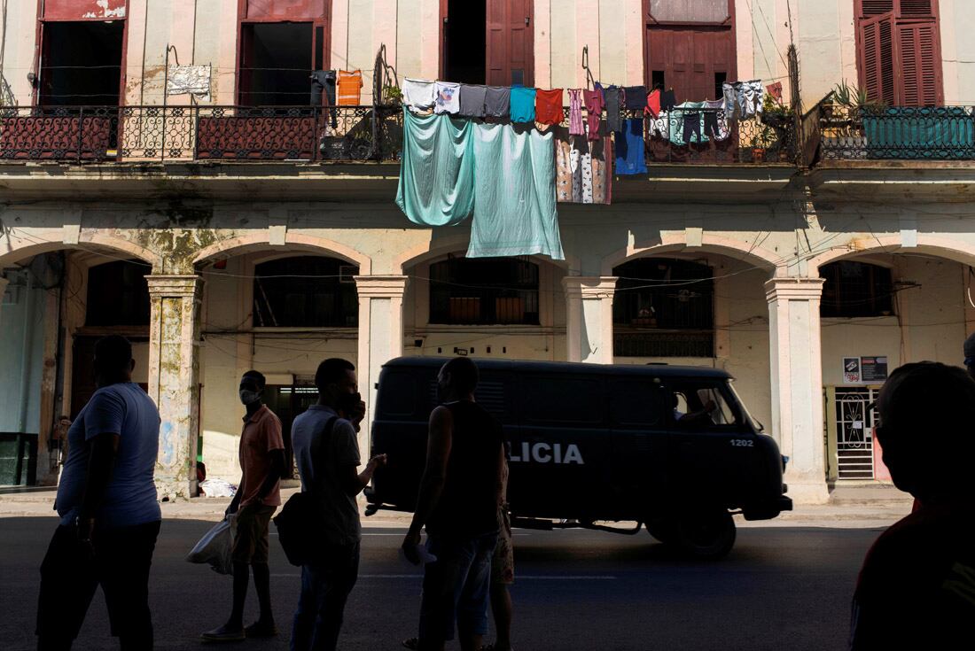 Un día después de varias manifestaciones contra el desabastecimiento, los cortes de energía y las carencias en Cuba, que terminó con contramarchas de simpatizantes del gobierno e incidentes en varios puntos del país, La Habana transitó el lunes fuertemente custodiada y con el servicio de internet móvil cortado. (AP)