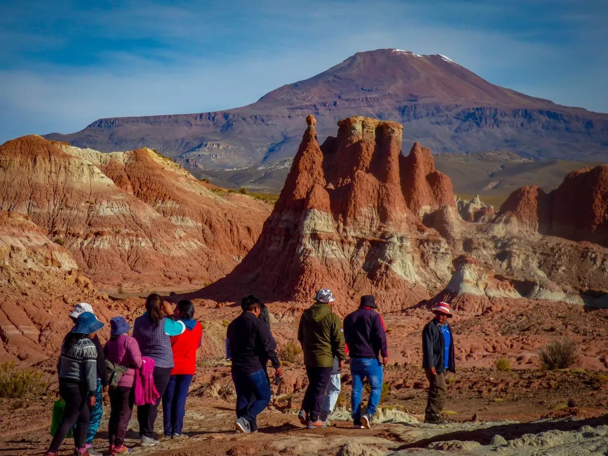 La amplia hoyada del Valle de la Luna, o de Marte, está labrada sobre diferentes tipos de arcillas, con escarpados riscos y farallones de origen volcánico.