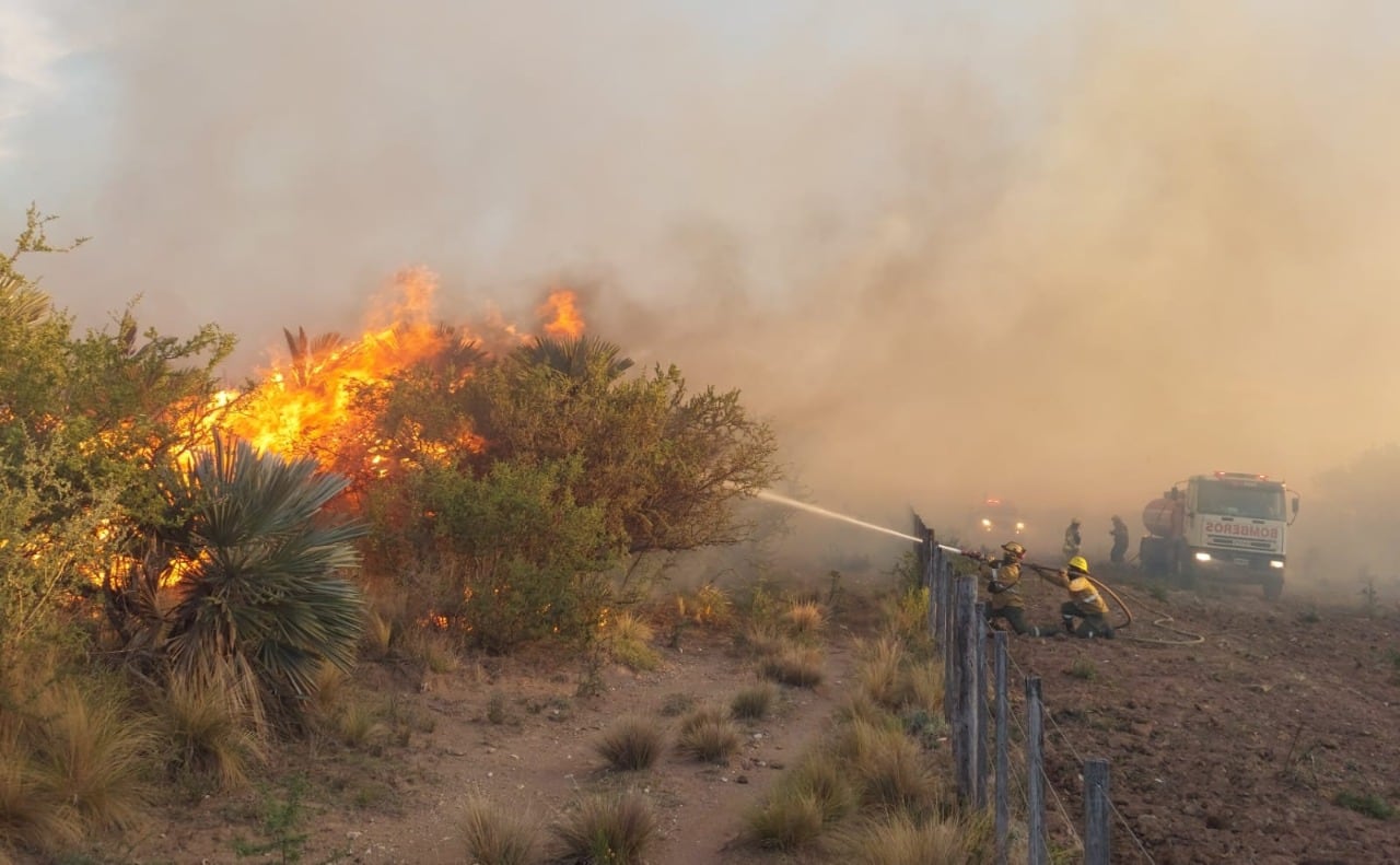 El fuego persiste en Traslasierras.