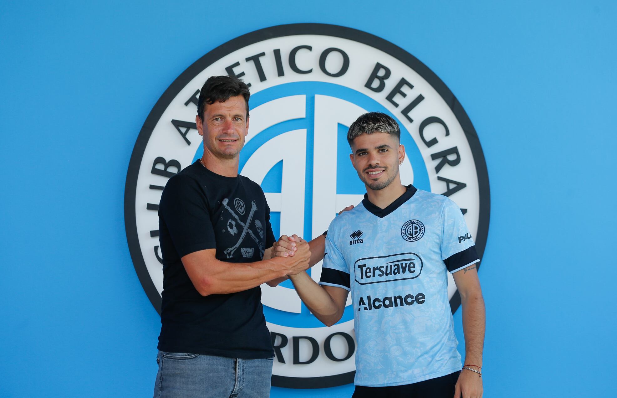 Obolo junto a Tomasetti este lunes tras la firma del nuevo contrato (Foto: Prensa Belgrano).