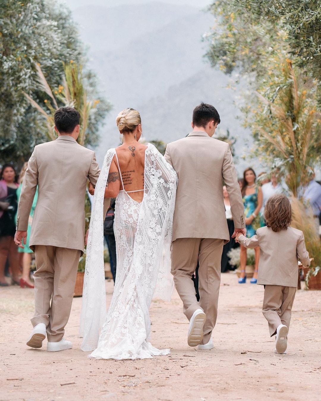 Flor Peña y Ramiro Ponce de León yendo al altar